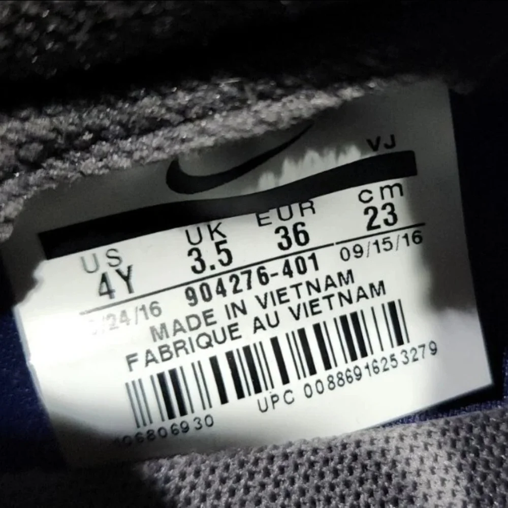 Nike Sock Dart Navy Blue Grey And White‎  Size 4 Youth